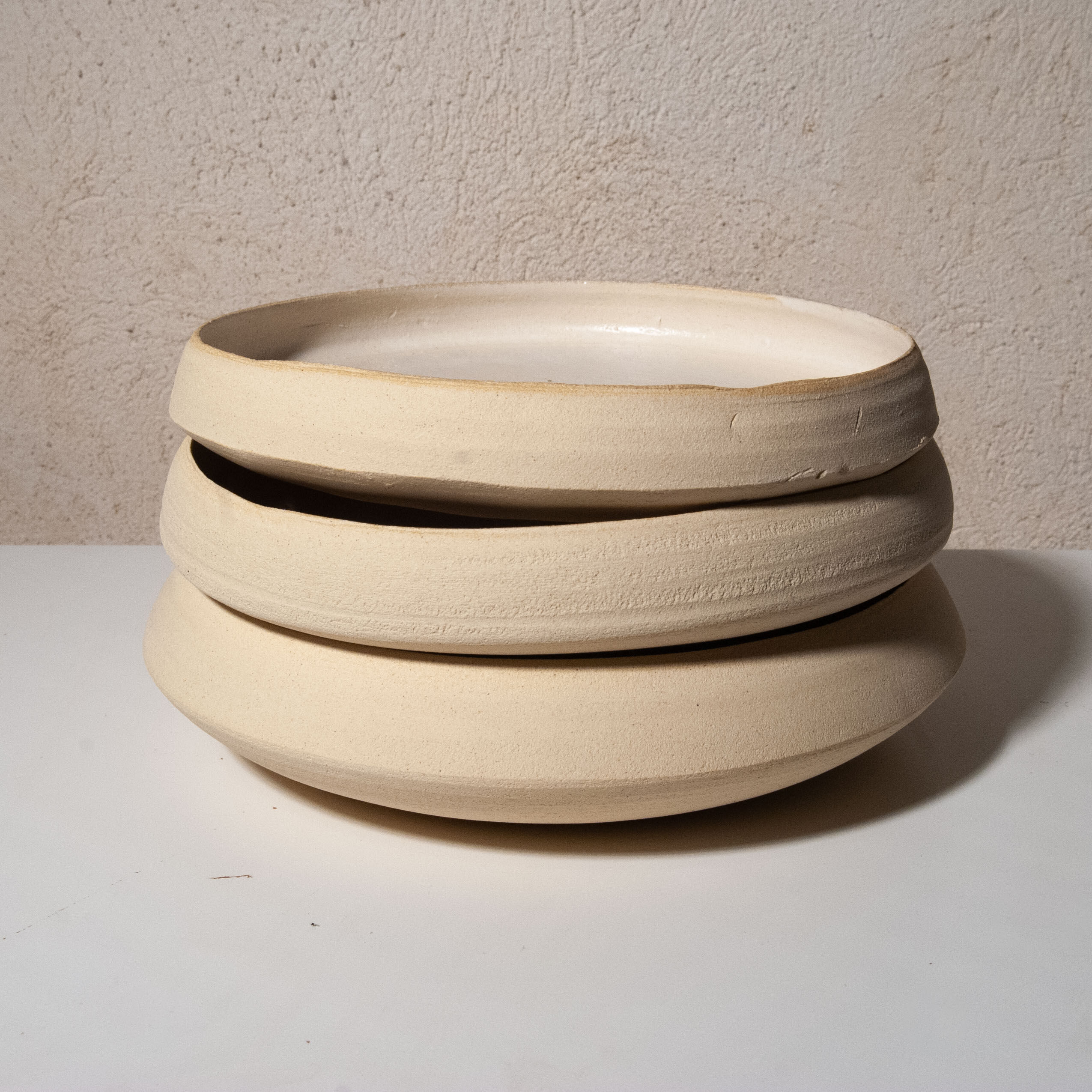 Grandes assiettes concentriques blanches