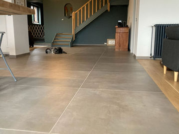 Très bel effet béton de couleur gris en 100x100