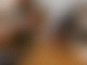 Homem mexendo no celular com gestão da FastBuilt