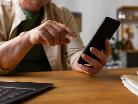 Homem mexendo no celular com gestão da FastBuilt