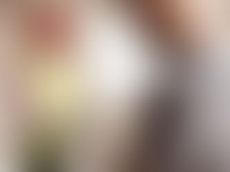 Funcionários da construtora observando material