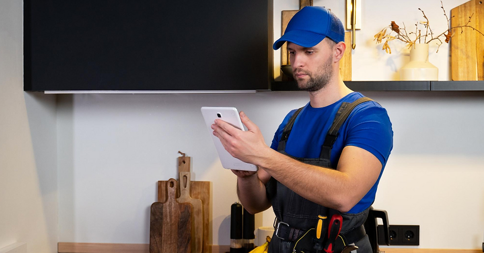 Homem Técnico utilizando o sistema FastBuilt para Pós-obra