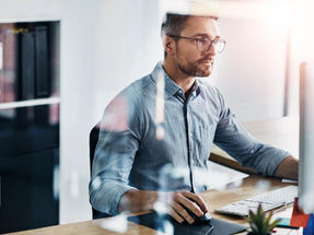 Gestor engenheiro analisando dados da FastBuilt