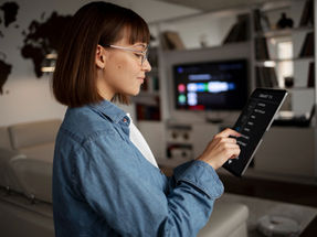 Mulher usando tablet e acessando as informações na plataforma fastbuilt
