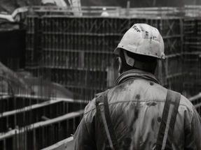 Trabalhador observando a construção civil