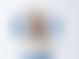 Mulher gesticulando uma proteção em formato de casa.