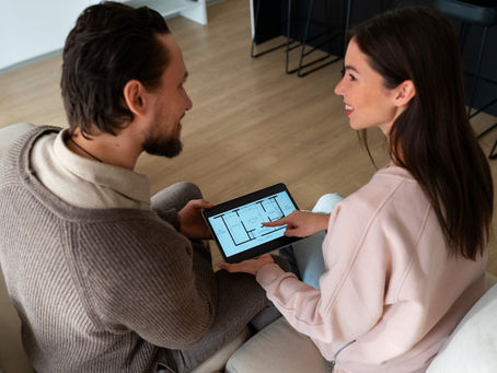 Casal acessando o Manual do Proprietário Digital da FastBuilt