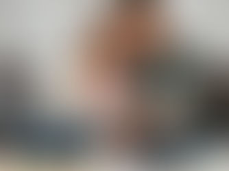 Casal pesquisando e acompanhando a compra de imóveis para investimento