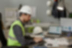Homem Gestora utilizando o sistema FastBuilt para Pós-obra