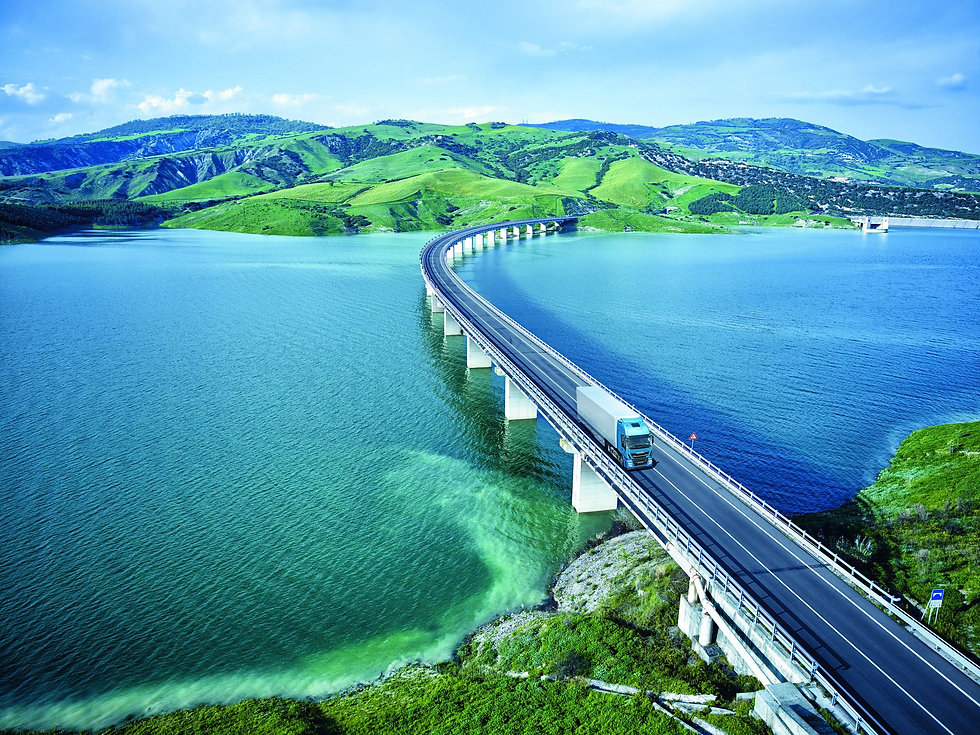 Landschaftsbild mit einer Fahrzeugbrücke die über einen Fluss führt