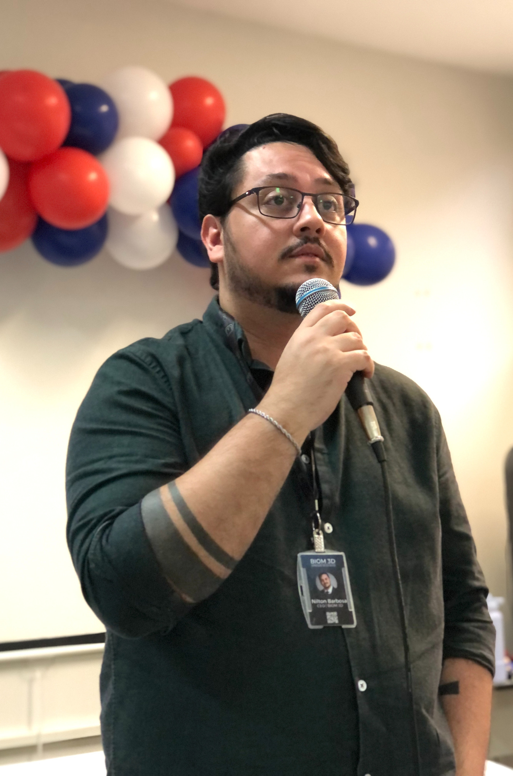 Diretor Executivo da Biom 3D, Nilton Barbosa, orientando o espaço de curiosidade da Biom.