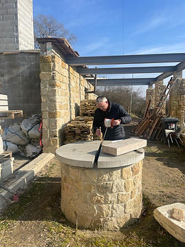rustikální obkladový pískovec, obložená studna a zdi terasy se sloupy, ukázka práce s pískovcovými obklady