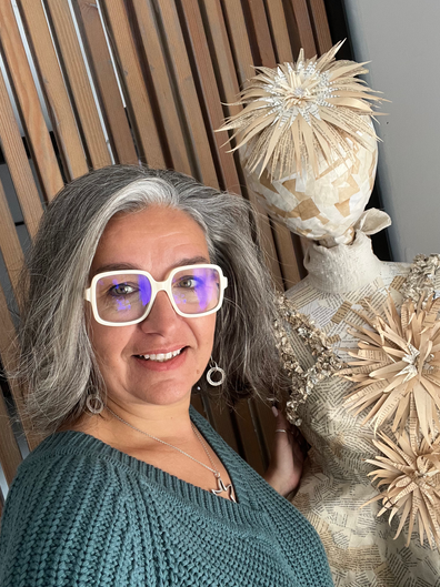 Danser avec le papier
Cette photo capture un moment unique : celui où le papier se métamorphose et prend vie. Un projet un peu fou, une envie d’explorer l’impossible… Faire danser le papier.
Cette robe, faite de morceaux de papier encollés, épouse les formes et crée des vagues légères, comme une mer figée en plein mouvement. Elle repose sur un mannequin de couture, auquel j’ai donné une tête, un visage imaginaire, pour mieux lui offrir un bibi – une fleur délicate en guise de chapeau, ultime touche de poésie.
Une création qui défie la matière, une rencontre entre le livre et le vêtement, entre le souvenir et le présent. Peut-être même, une histoire qui se raconte autrement…