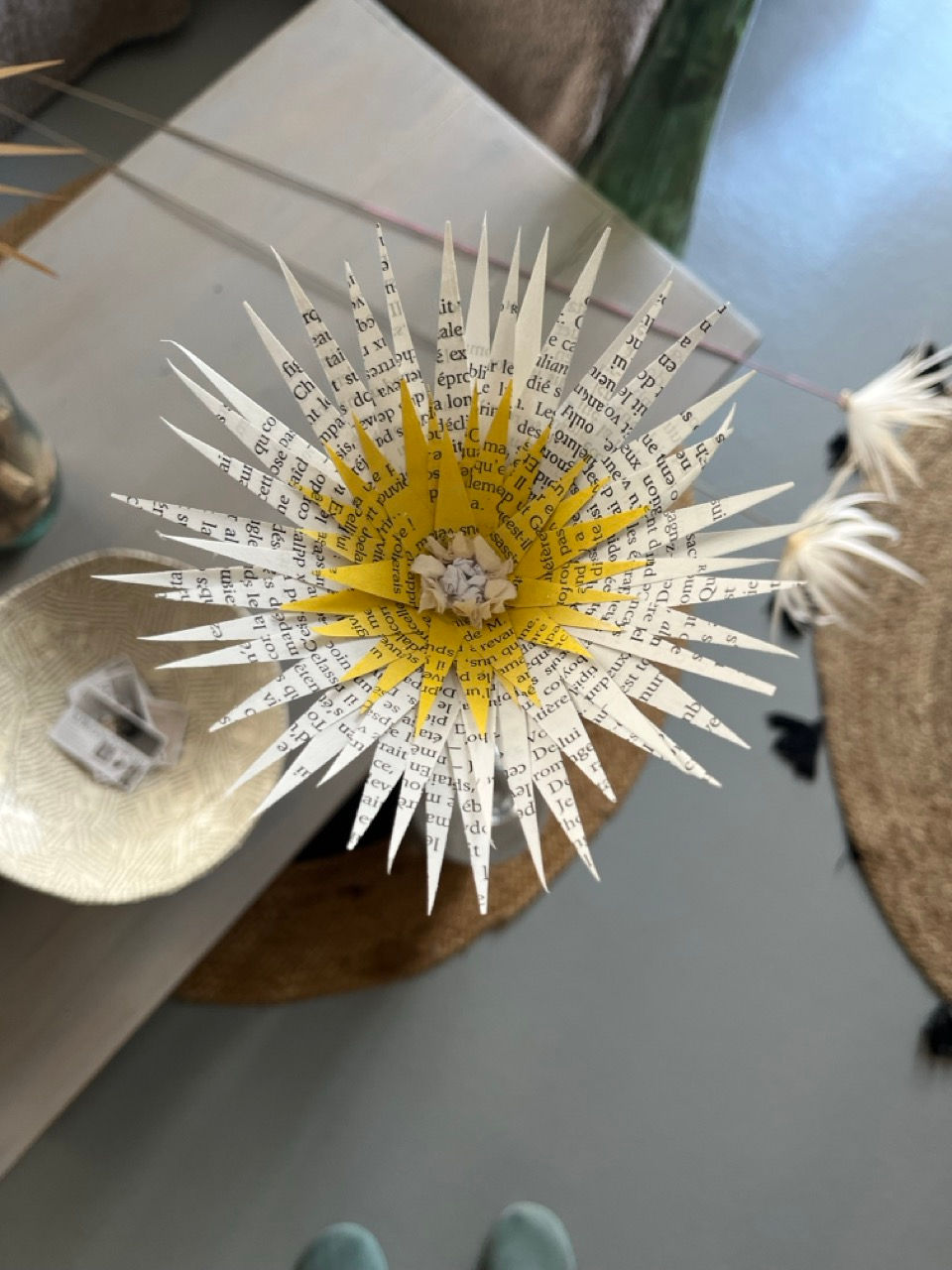 Bouton de fleur sur tige métallique, papier teinté en jaune. 