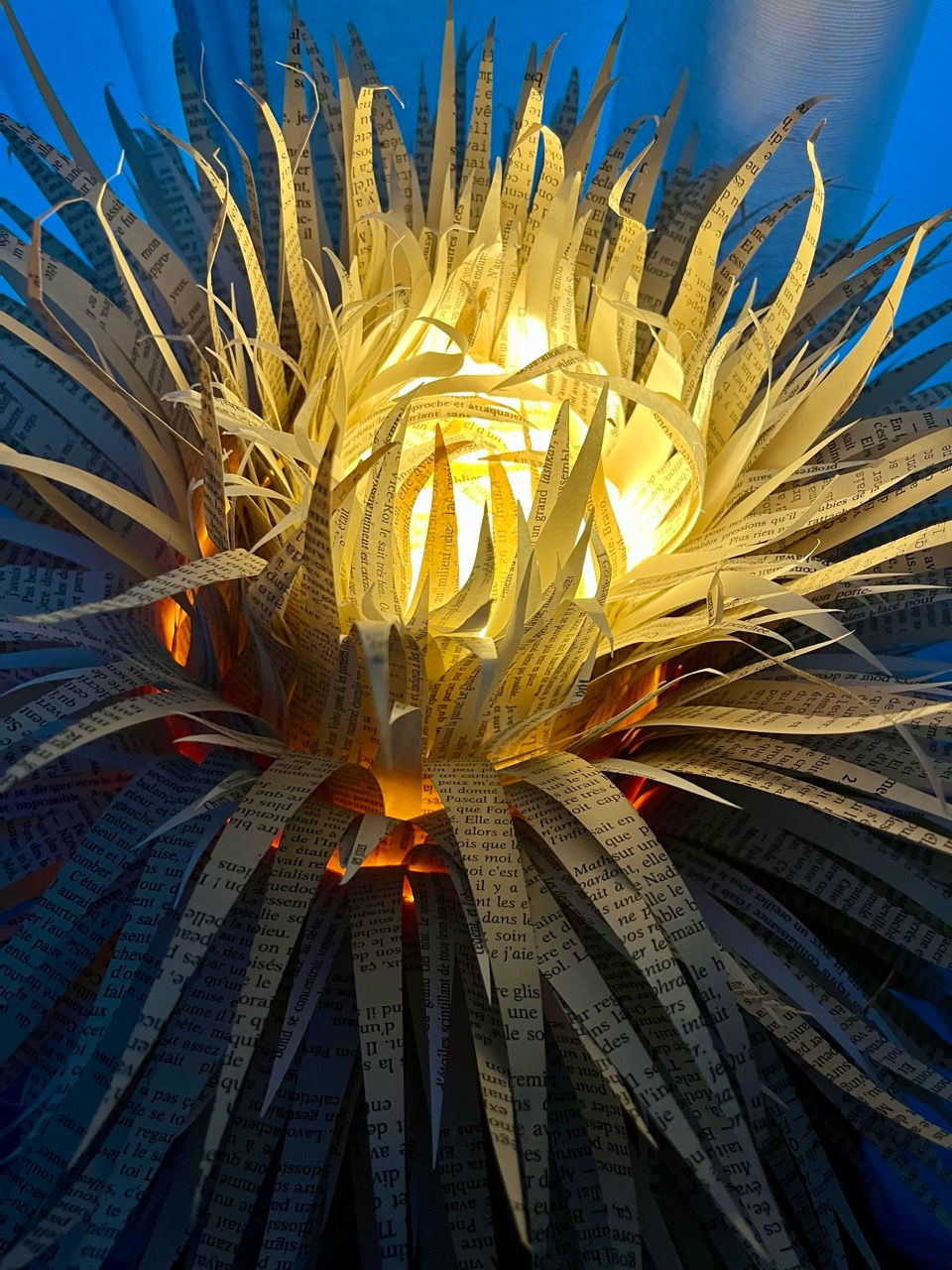 La lampe Suzanne est une création lumineuse née d'une seconde chance. Cette fleur en papier, patiemment retravaillée, repose sur un pied en bois ramassé dans les montagnes et un socle en pierre reconstituée. Sa lumière tamisée s'échappe d'un cœur délicat, offrant une atmosphère douce et chaleureuse.
Un hommage à ma grand-mère, une femme lumineuse et pleine de douceur.