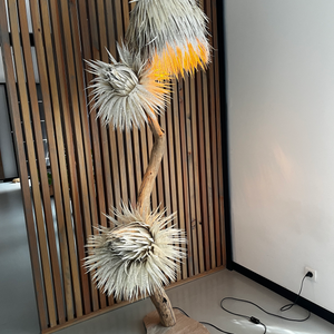 lampe, pied en bois 2 gros boutons de fleurs, avec un abat jour esprit clochette avec une lumière à l'intérieur. 