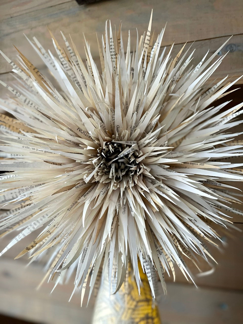 Une fleur délicate en papier au coeur épanoui par les mots...