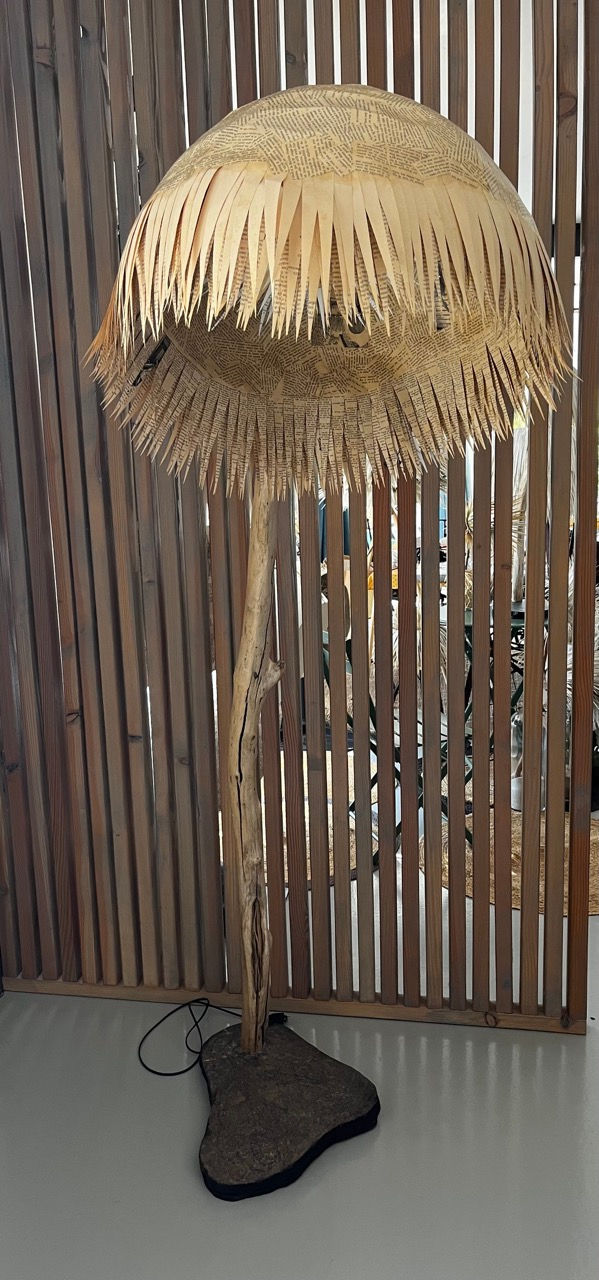 pied de lampe en eucalyptus. 