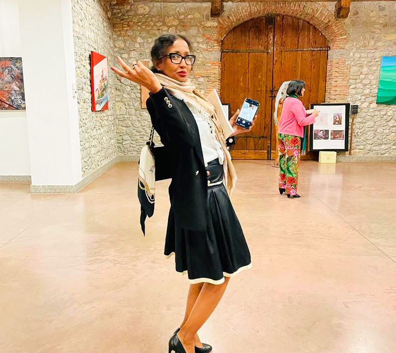 Artist Arlia-Hamda Elmi gesturing inside the exhibition hall at Villa di Claricini Dempacher.