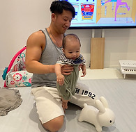 トレーナ��ーと子供の写真です
