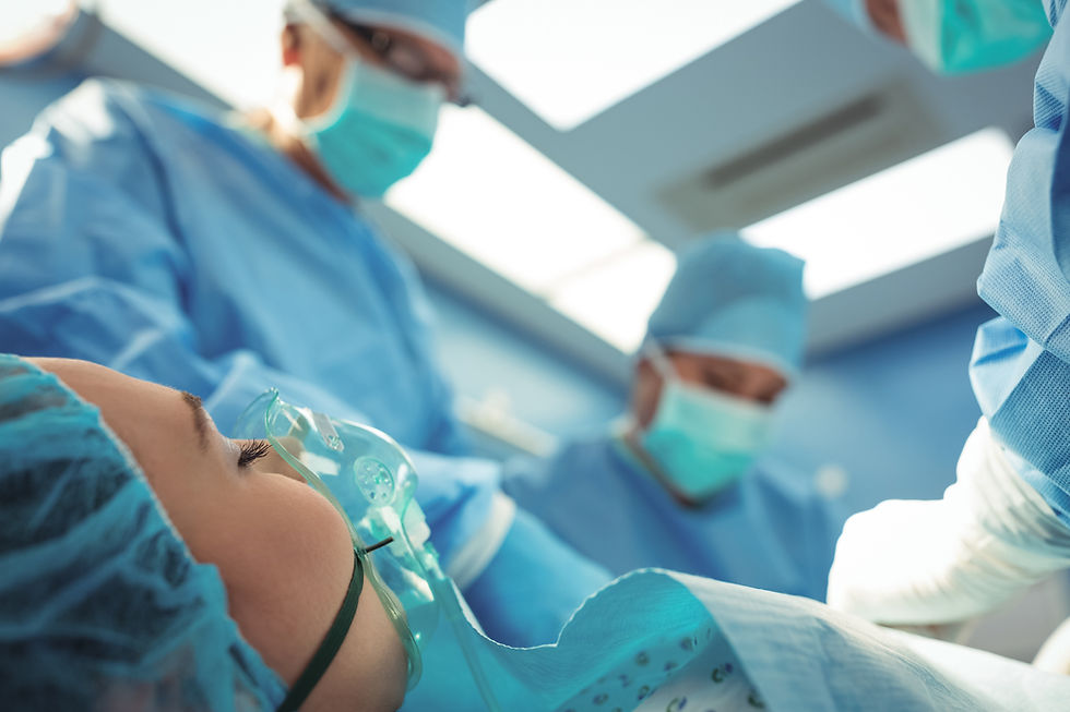 equipo-cirujanos-realizando-operaciones-quirofano.jpg