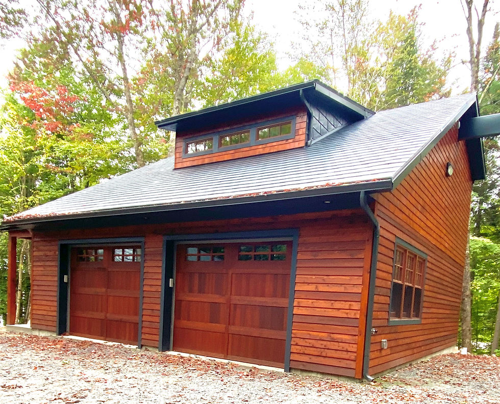 une maison en bois avec garage