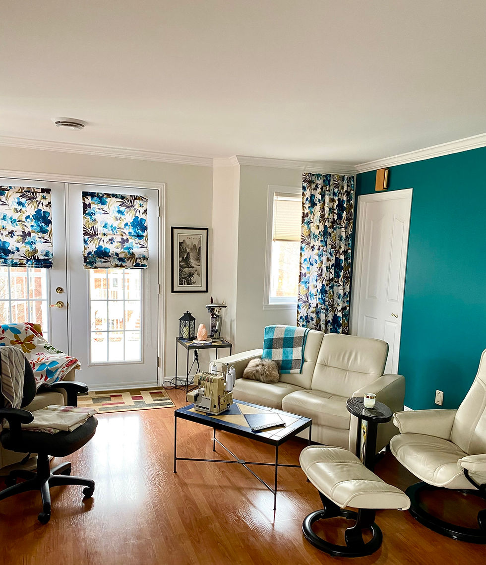 un salon avec des murs bleus et des meubles blancs