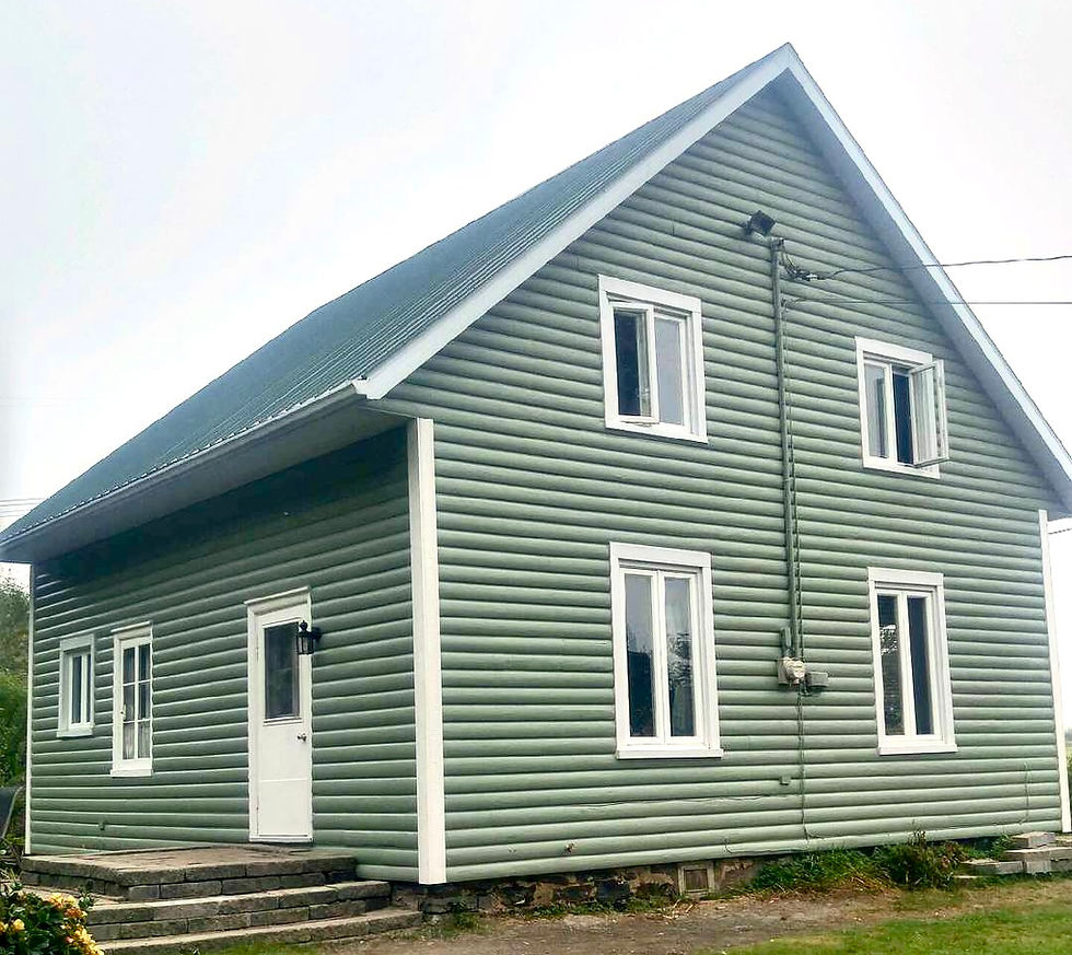 une maison verte avec des fenêtres blanches avec le Jesse James Home Museum en arrière-plan
