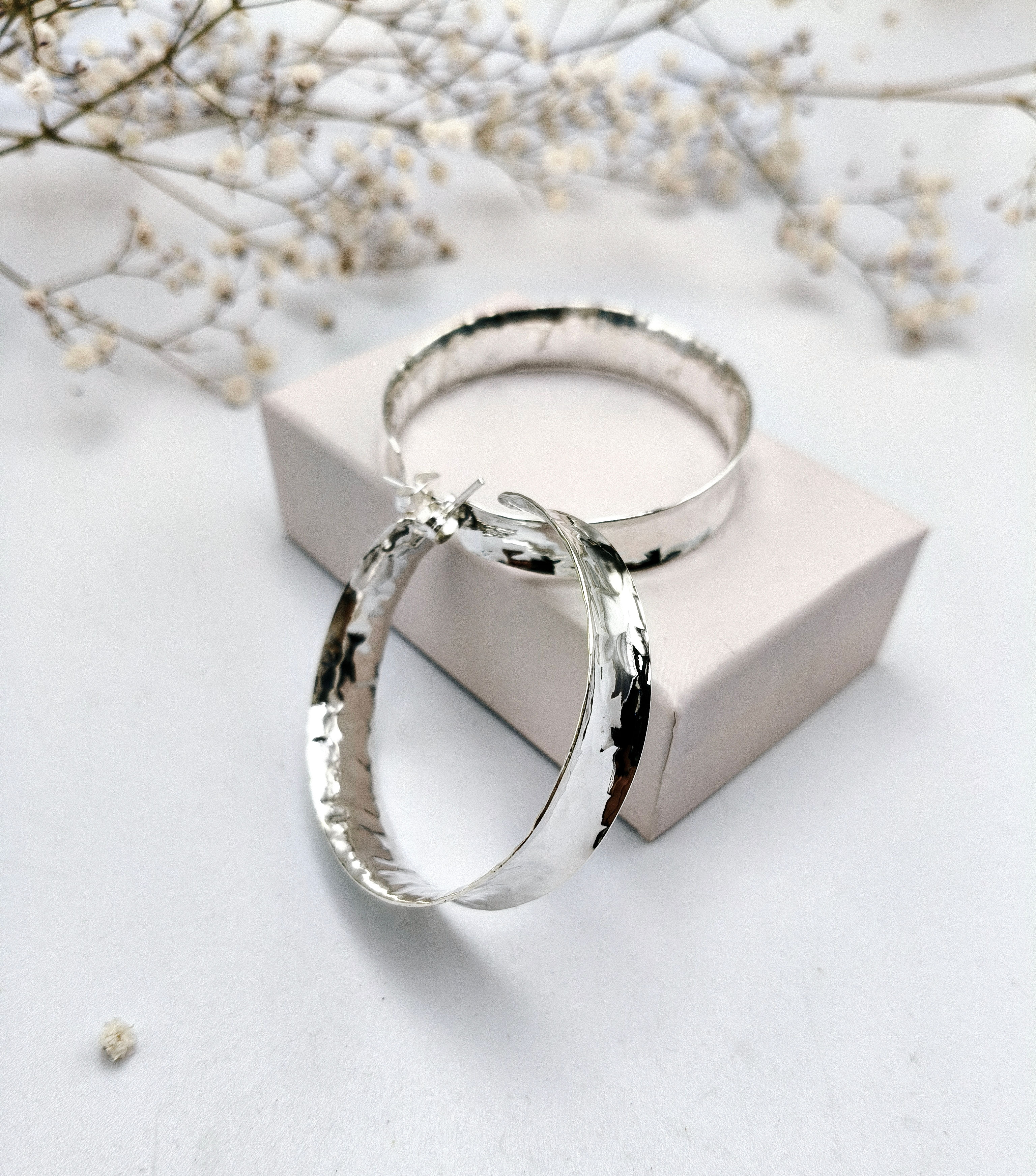 Arracadas martilladas ondulación invertida