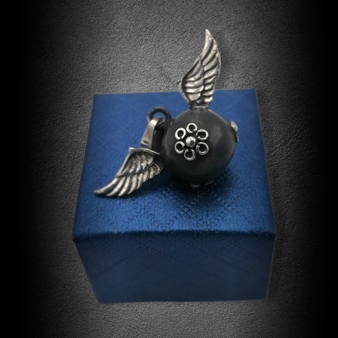 Dije Llamador de Ángeles antiguo esfera con alas de ángel flor plata