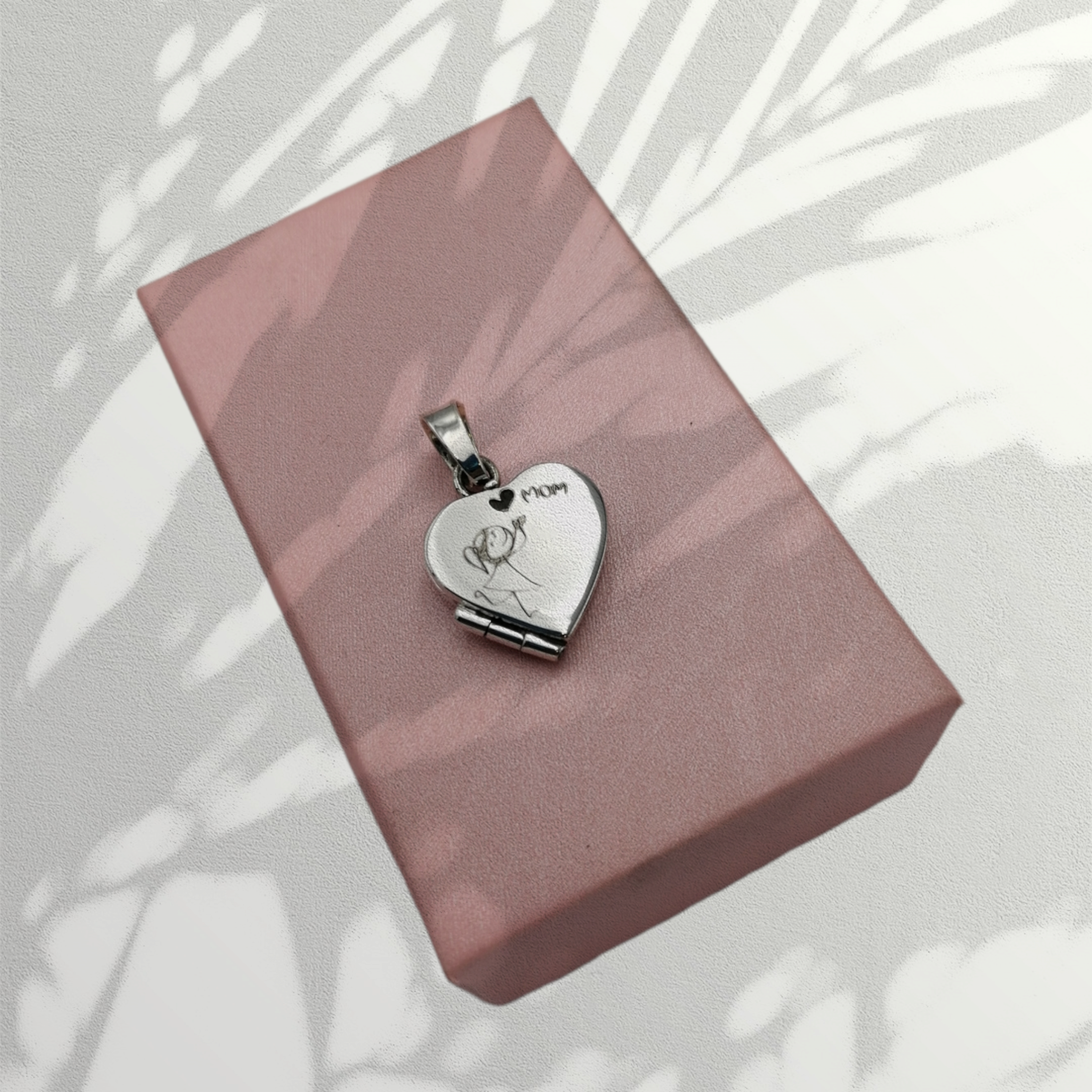 Relicario corazón plano grabado mamá con niña plata.925