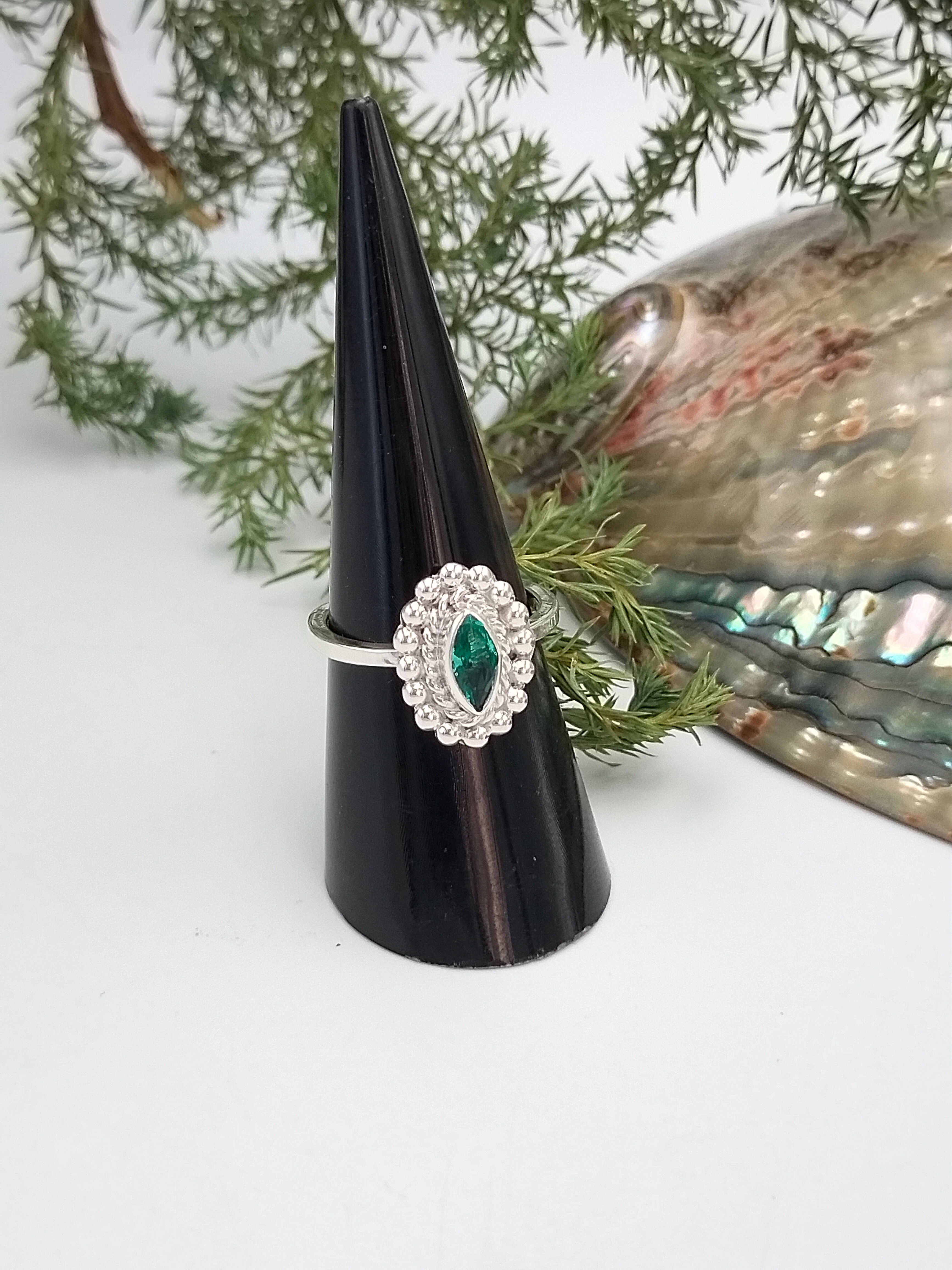 Anillo de plata .925 con esmeralda colombiana natural semilla casquillas