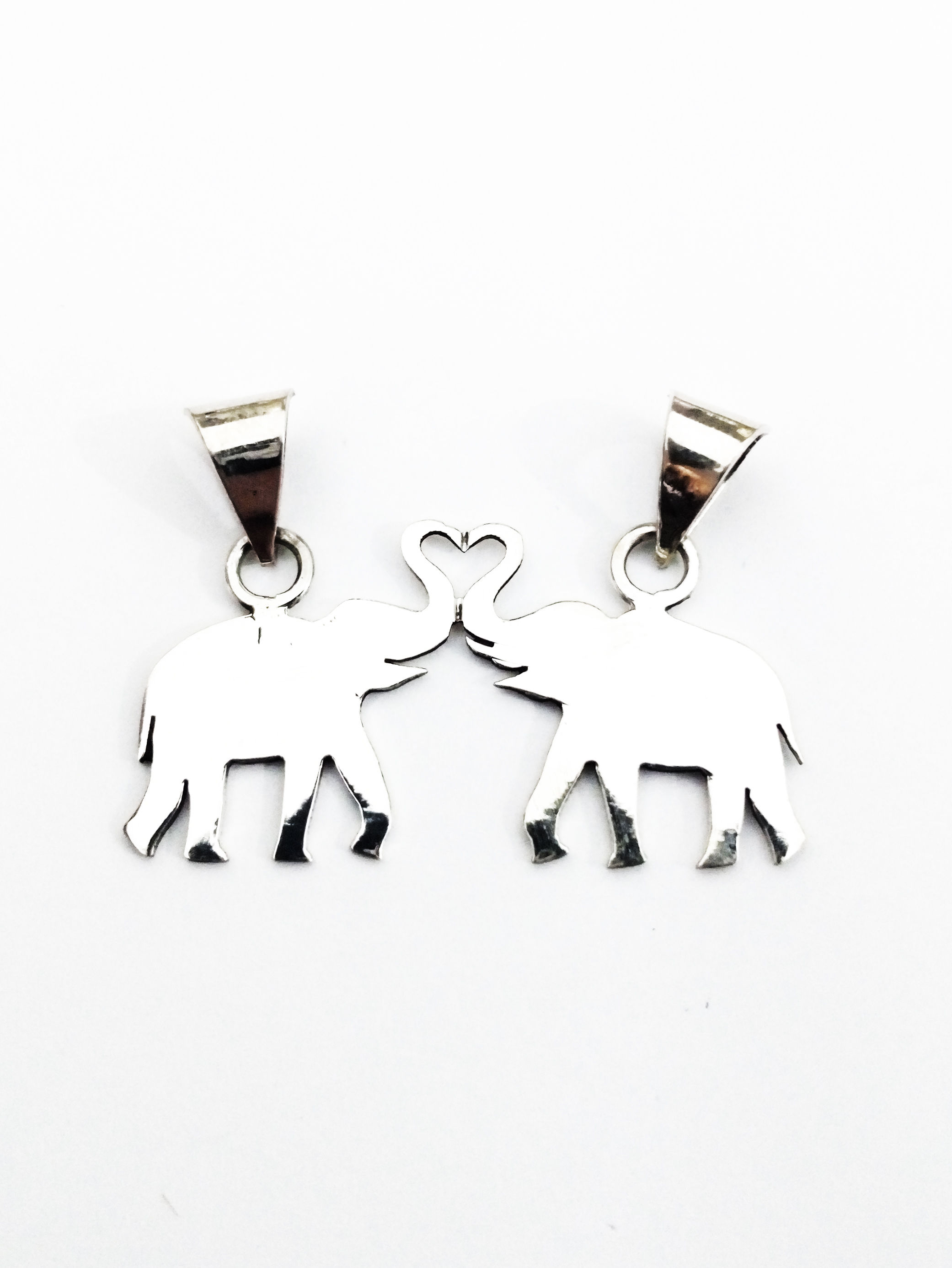 pareja de elefantes formando un corazon