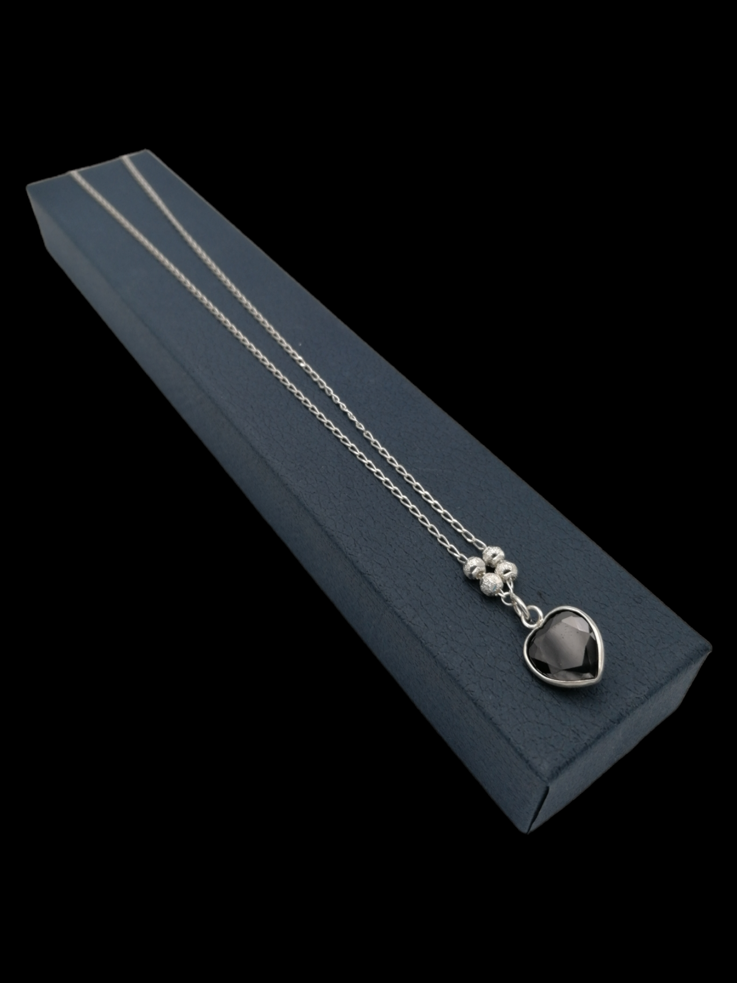 Collar con dije corazon zirconia negra plata. 925