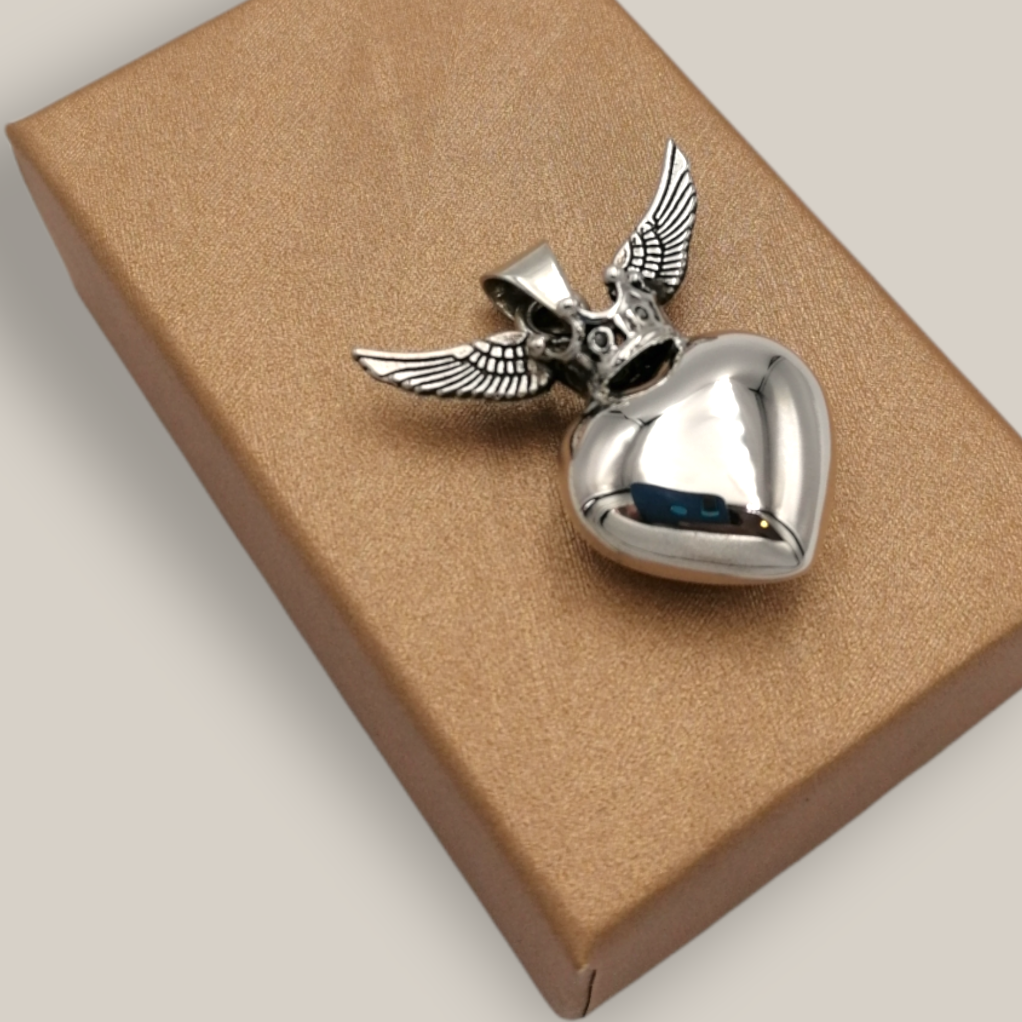 Urna corazón alas y corona plata.925