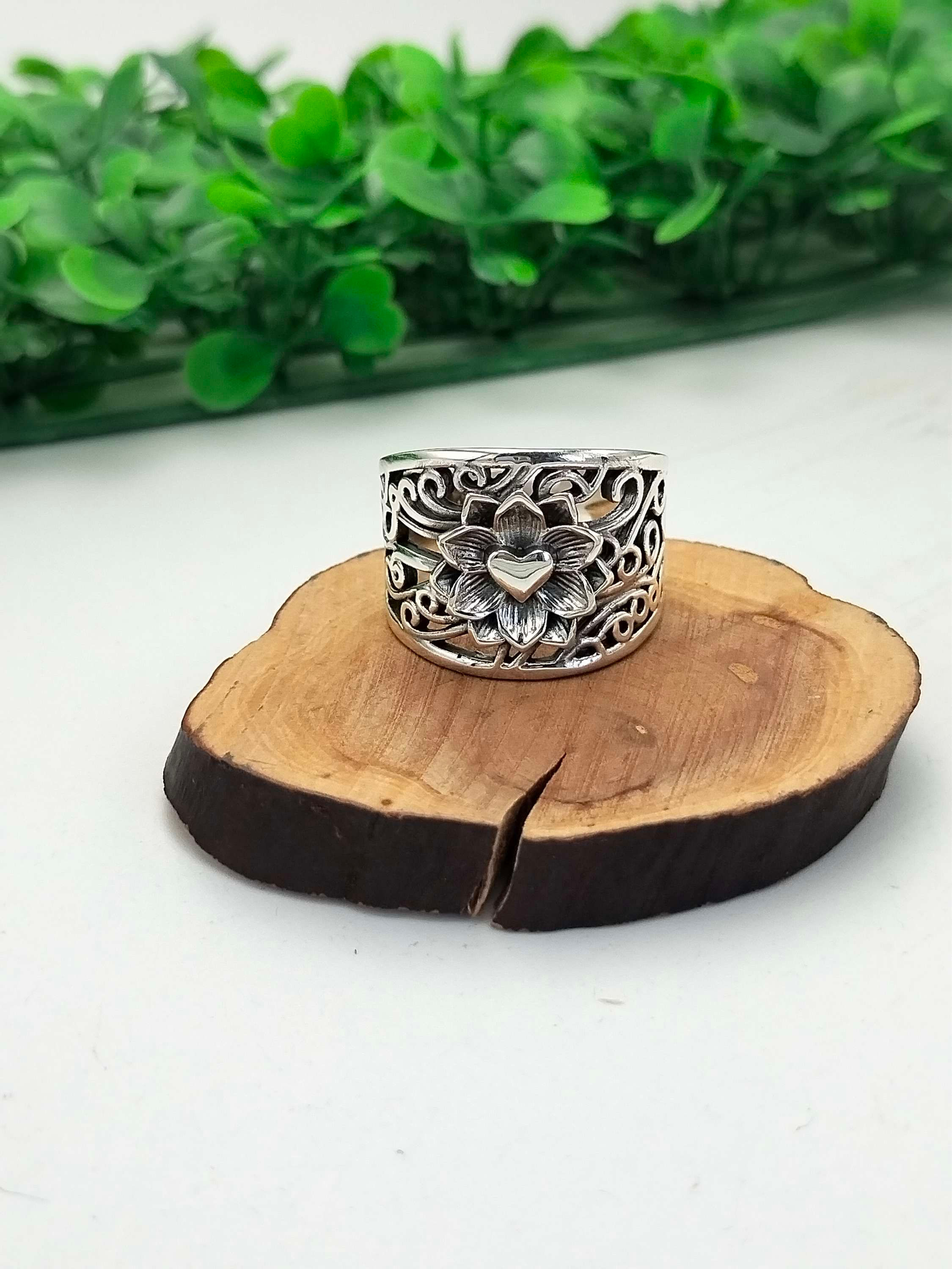 Anillo ancho capullo de corazon  plata.925