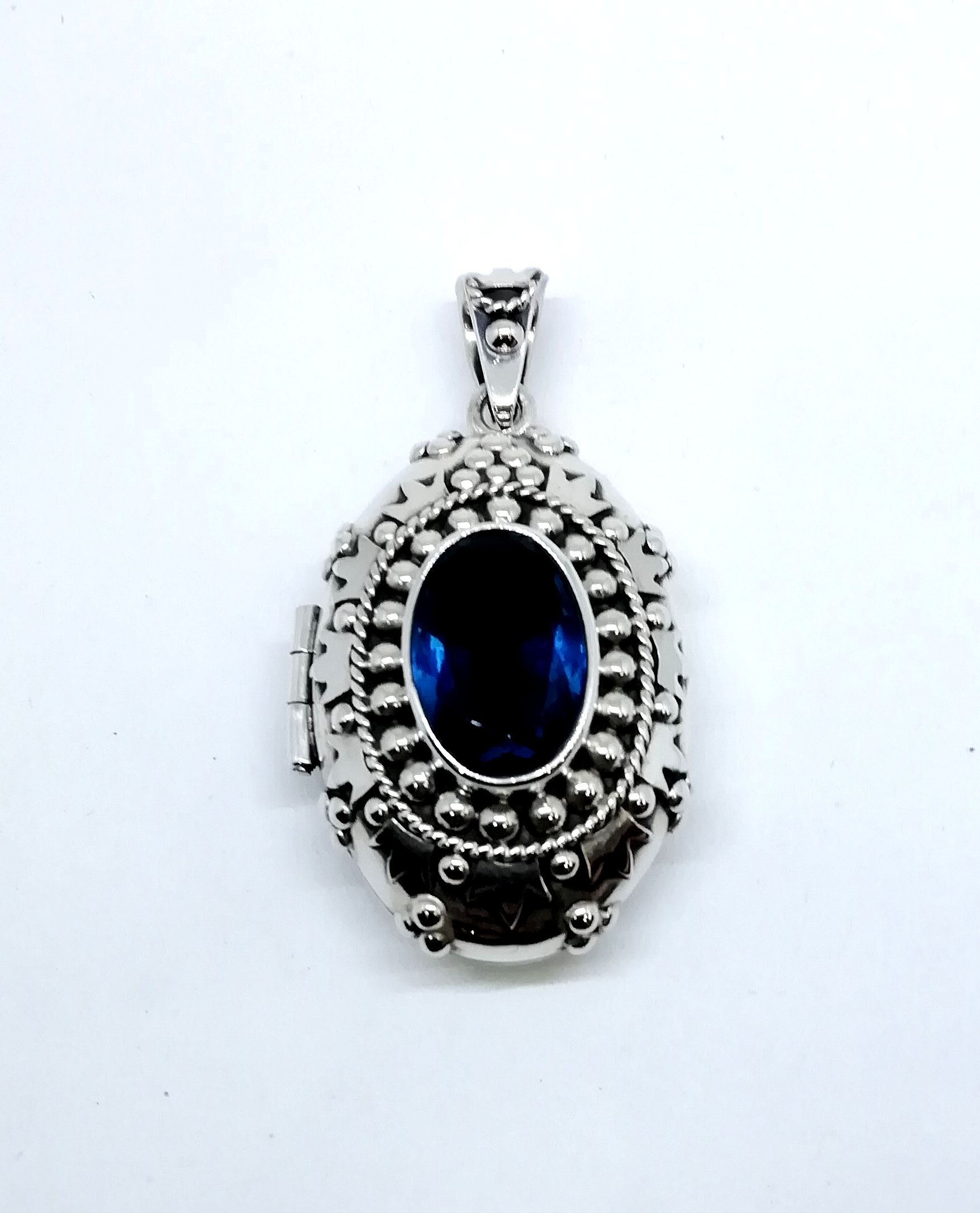 Relicario ovalado con zirconia color rubi