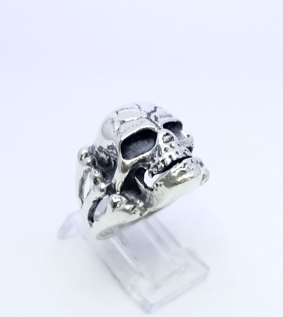 Anillo calavera con huesos