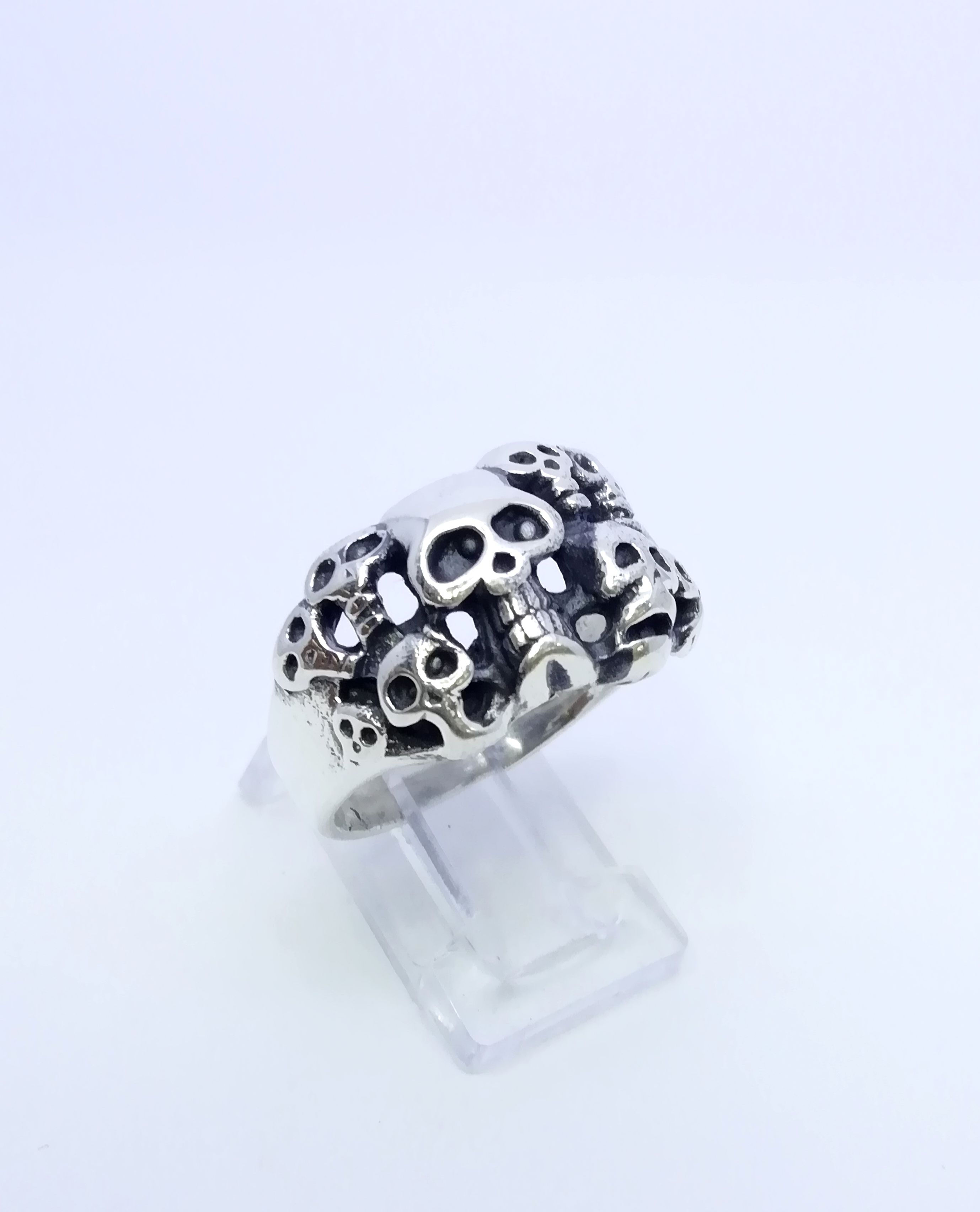 Anillo craneos encimados