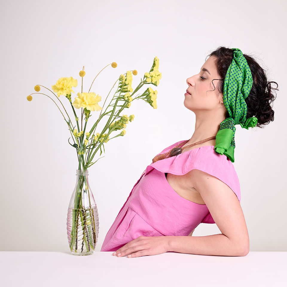 portrait-fotografie pink dress and yellow flowers