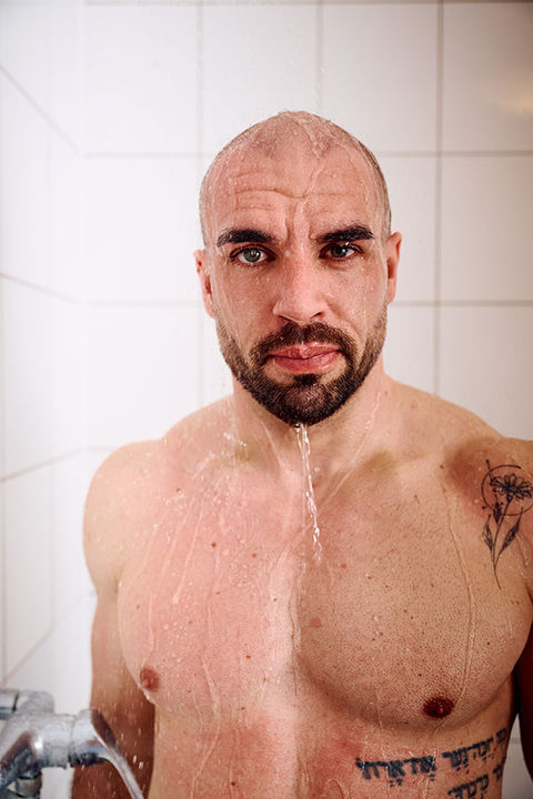 portrait mann unter der dusche