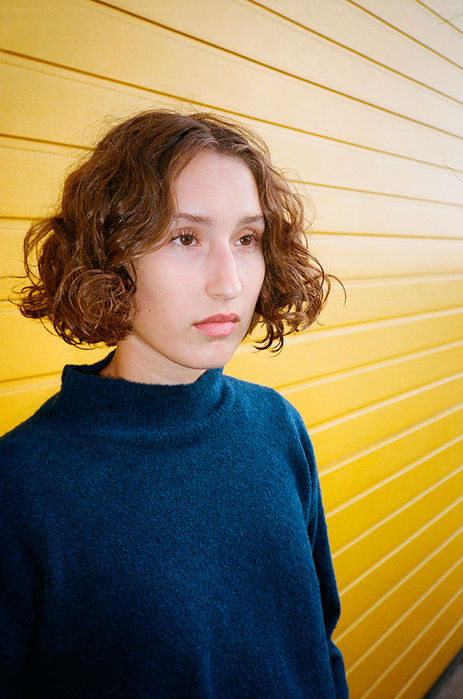 Ein Portrait von einer Dame vor gelben Hintergrund