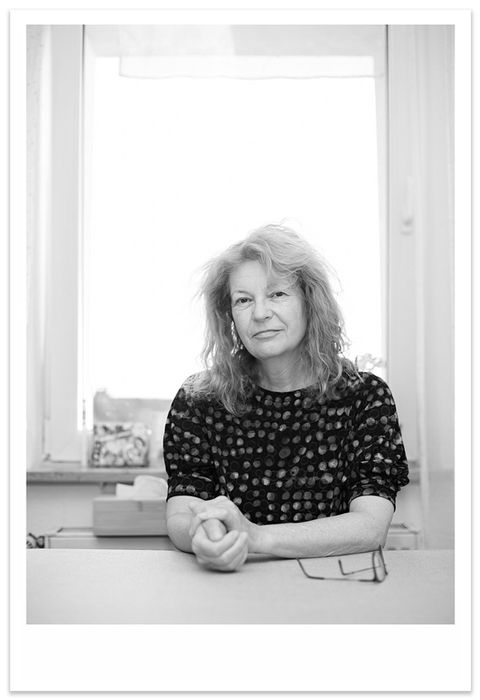 Portraits von Menschen an einem Tisch sitzend vor einem Fenster, kurz nach dem aufwachen und aufstehen