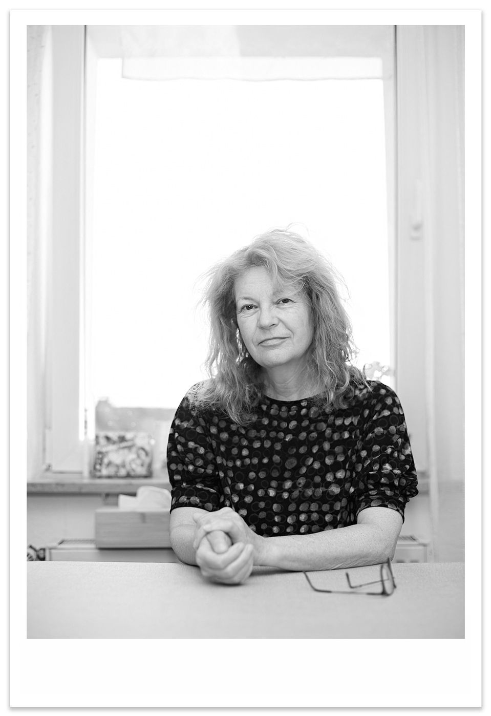 Portraits von Menschen an einem Tisch sitzend vor einem Fenster, kurz nach dem aufwachen und aufstehen