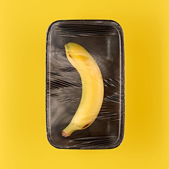 photography eduard wellmann banane in Plastik-Verpackung