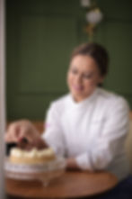 Chef Amanda Lopes com bolo