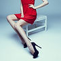Modell in einem roten Kleid