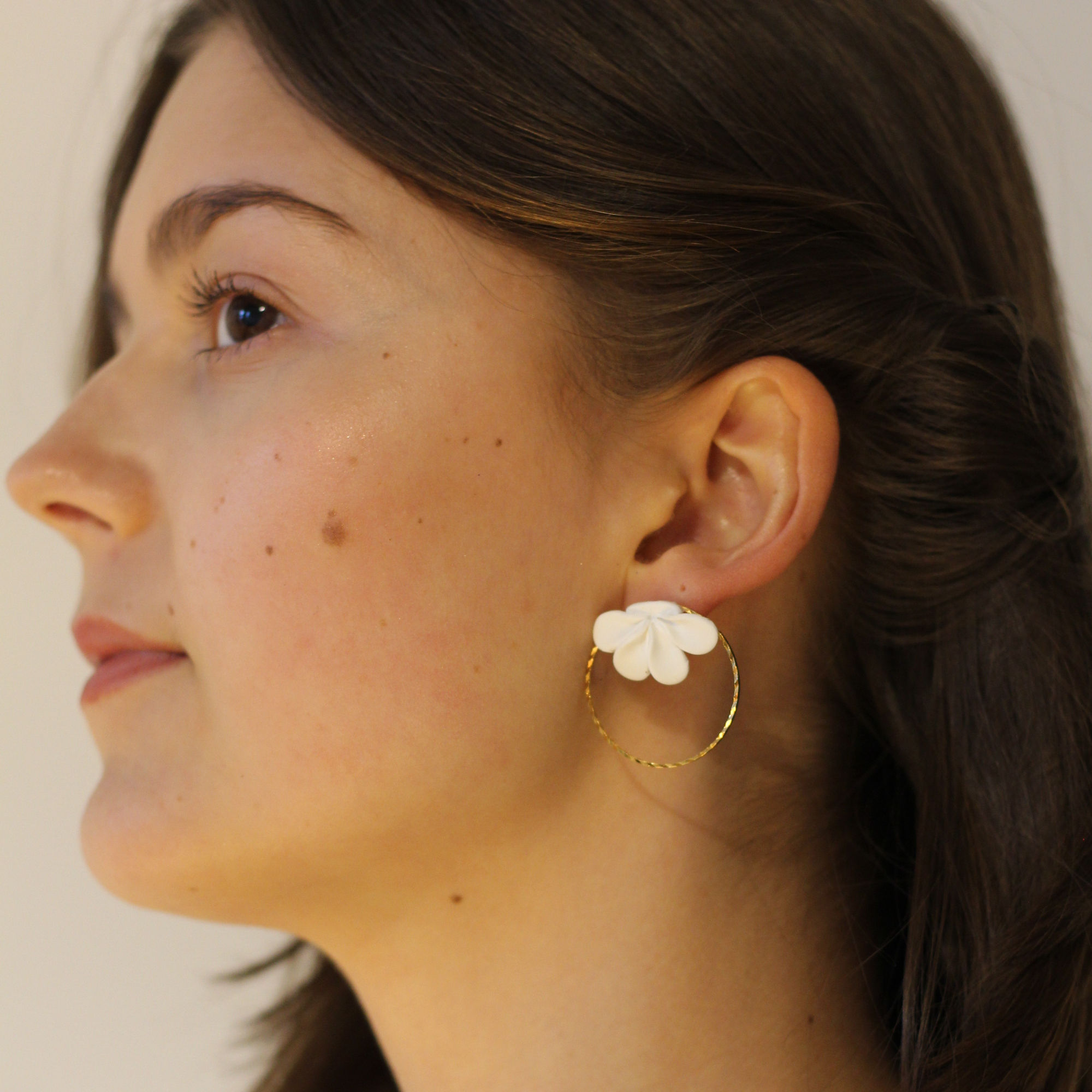 Boucles d'oreilles Capucine dorées et sa fleur blanche-bijoux féminins raffinés, légers, pour le quotidien et les cérémonies