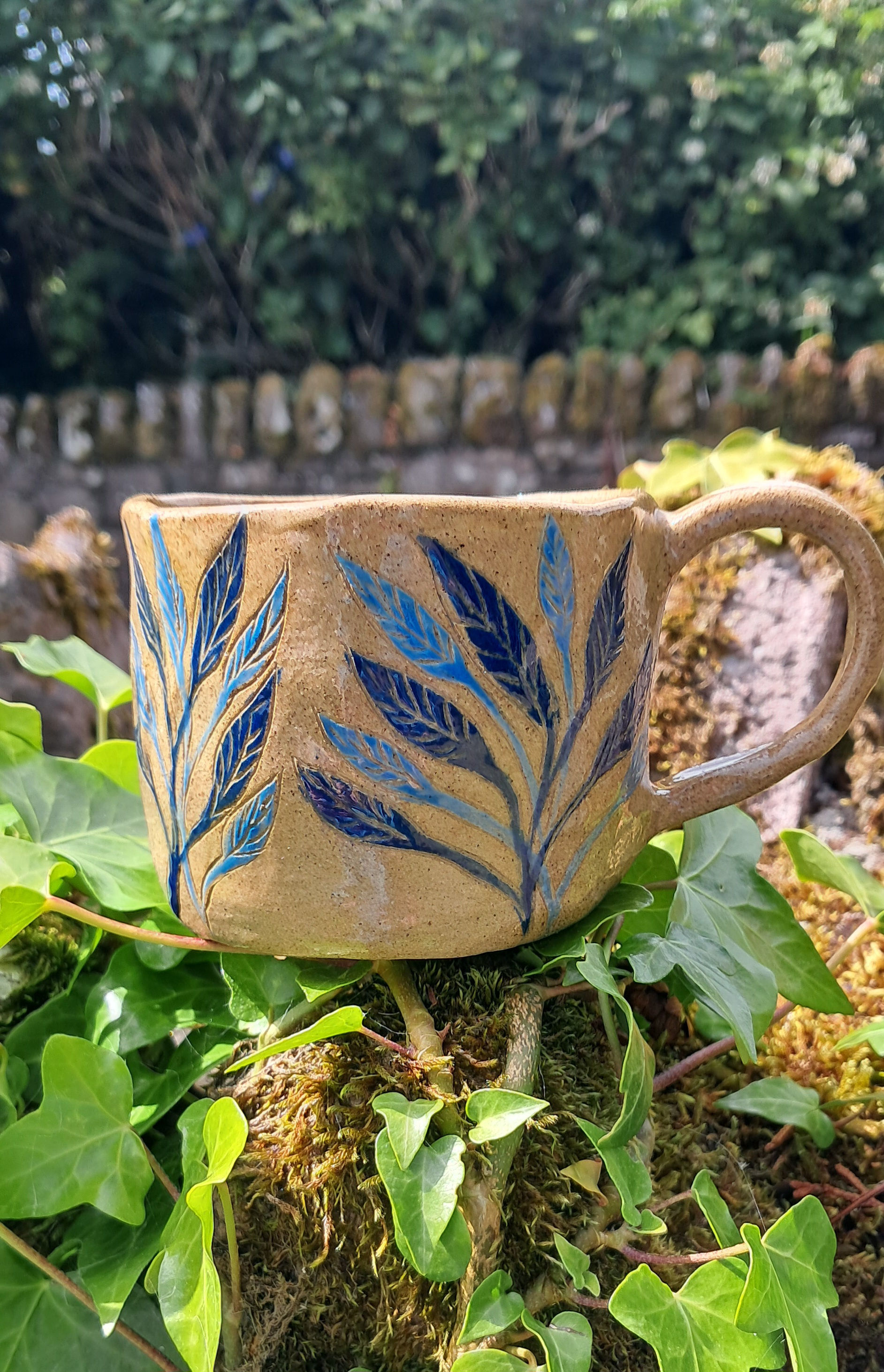 Mug blue vines 