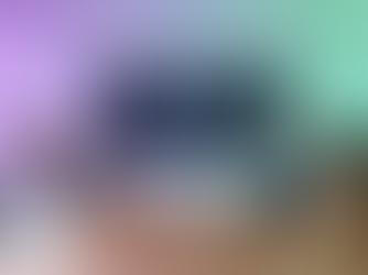 חדר ישיבות מודרני עם צוות עובדים סביב שולחן ומסך גדול המציג אייקוני AI ותהליכי עבודה מחוברים